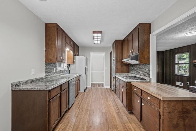 1050 Castlewood Drive, Woodstock, GA 30189
