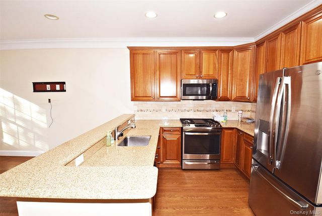 21 Virginia Pine 21, Bay Shore, NY 11706