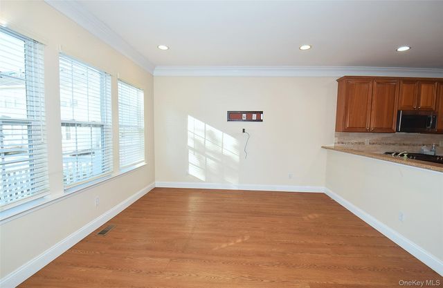 21 Virginia Pine 21, Bay Shore, NY 11706