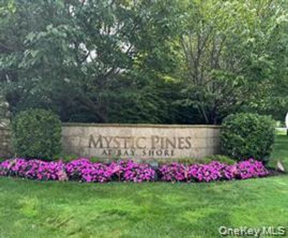 21 Virginia Pine 21, Bay Shore, NY 11706
