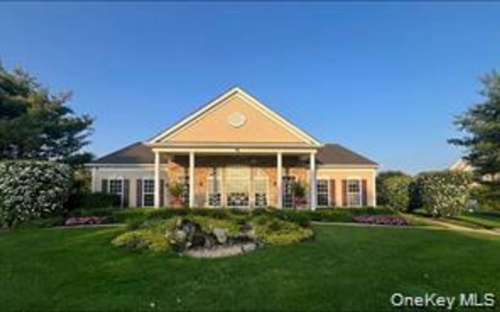 21 Virginia Pine 21, Bay Shore, NY 11706