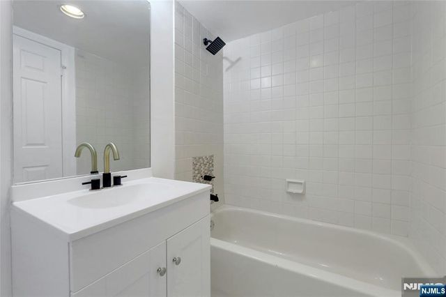 15 Crystal Lane 307, Paterson, NJ 07501
