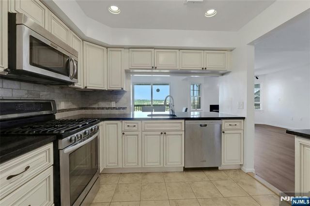 15 Crystal Lane 307, Paterson, NJ 07501