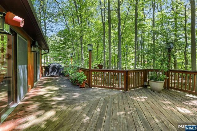 17 Wescott Street, Old Tappan, NJ 07675