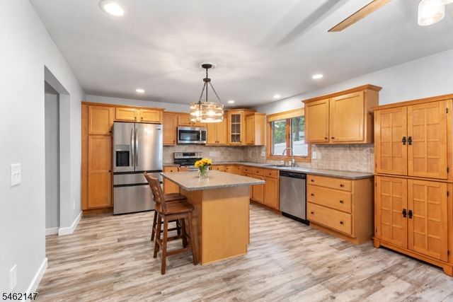 17 Pequot Rd, Ringwood Boro, NJ 07456