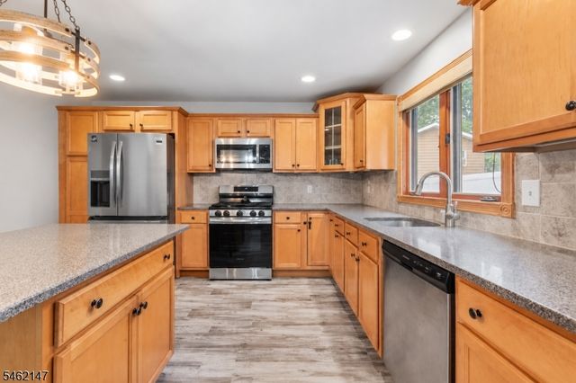 17 Pequot Rd, Ringwood Boro, NJ 07456