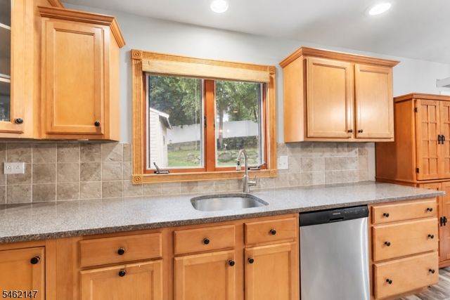 17 Pequot Rd, Ringwood Boro, NJ 07456