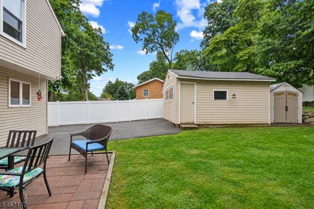 17 Pequot Rd, Ringwood Boro, NJ 07456