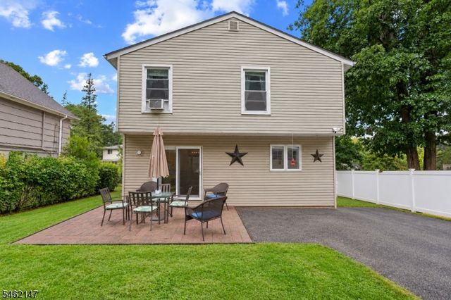 17 Pequot Rd, Ringwood Boro, NJ 07456
