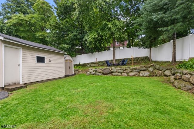17 Pequot Rd, Ringwood Boro, NJ 07456