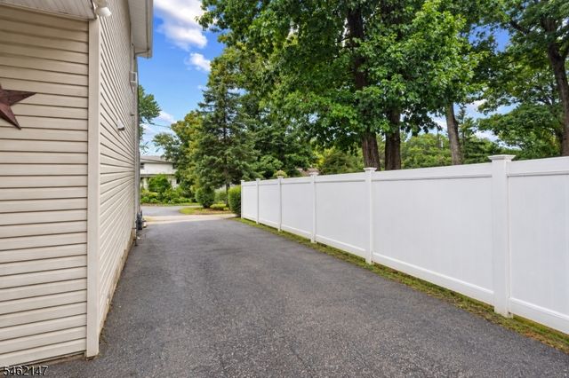 17 Pequot Rd, Ringwood Boro, NJ 07456
