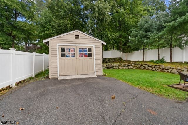 17 Pequot Rd, Ringwood Boro, NJ 07456