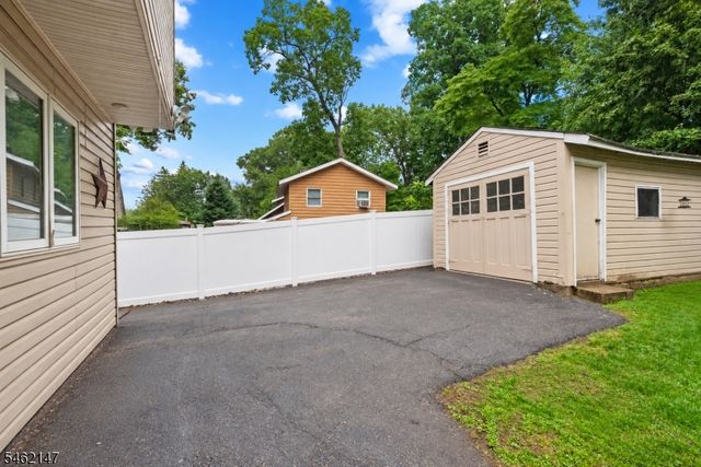 17 Pequot Rd, Ringwood Boro, NJ 07456