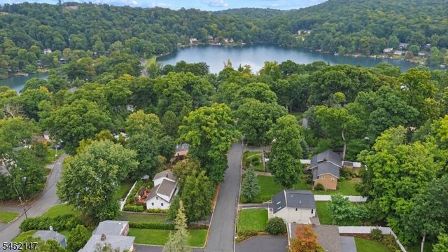 17 Pequot Rd, Ringwood Boro, NJ 07456