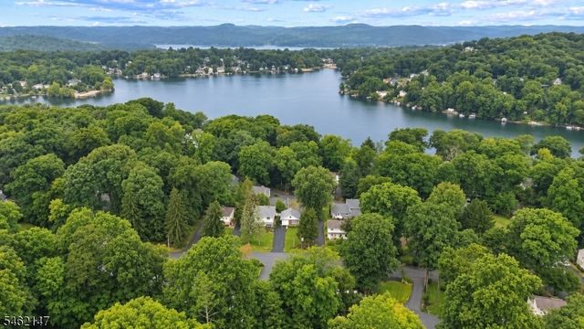 17 Pequot Rd, Ringwood Boro, NJ 07456