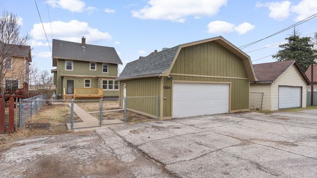 1203 W Locust Street, Davenport, IA 52804