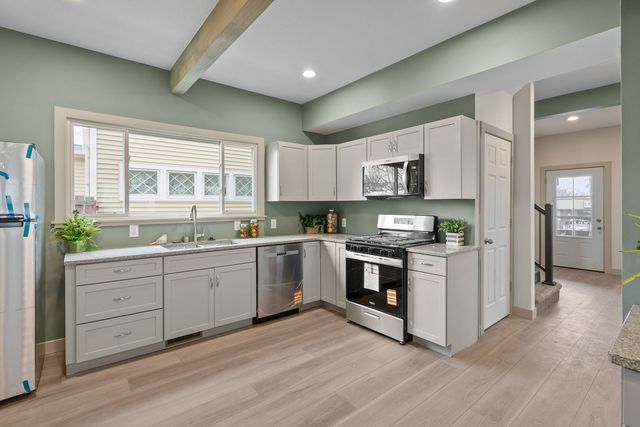 1203 W Locust Street, Davenport, IA 52804