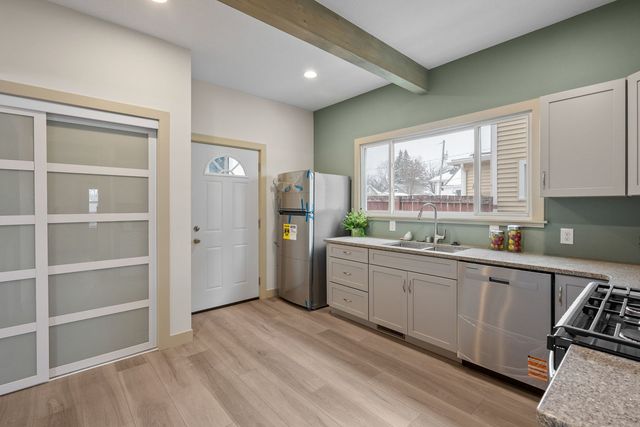 1203 W Locust Street, Davenport, IA 52804