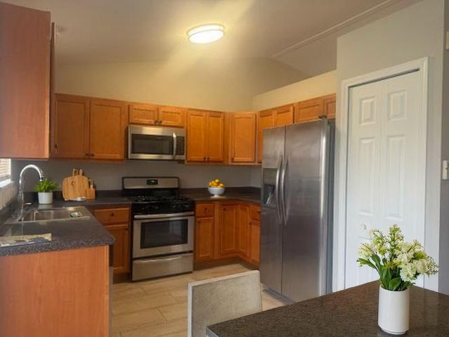 2910 W Clearview Avenue, Waukegan, IL 60085