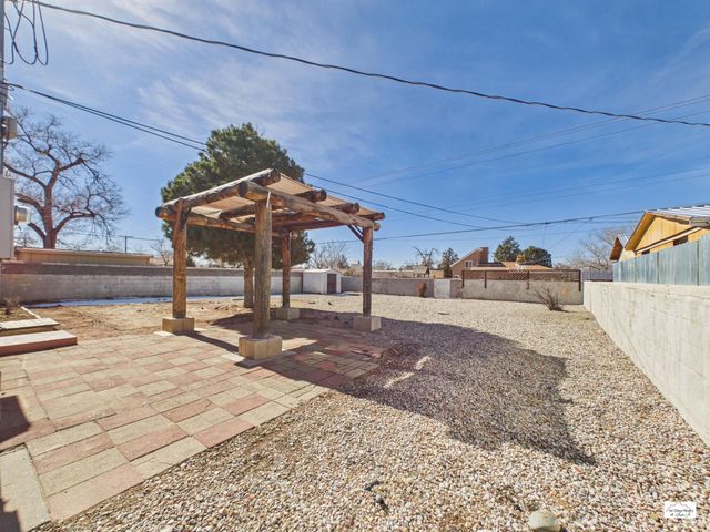 617 California Street SE, Albuquerque, NM 87108