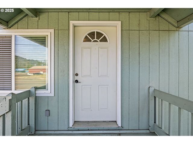 405 LANE Ave, Drain, OR 97435