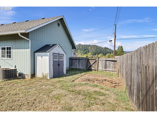 405 LANE Ave, Drain, OR 97435