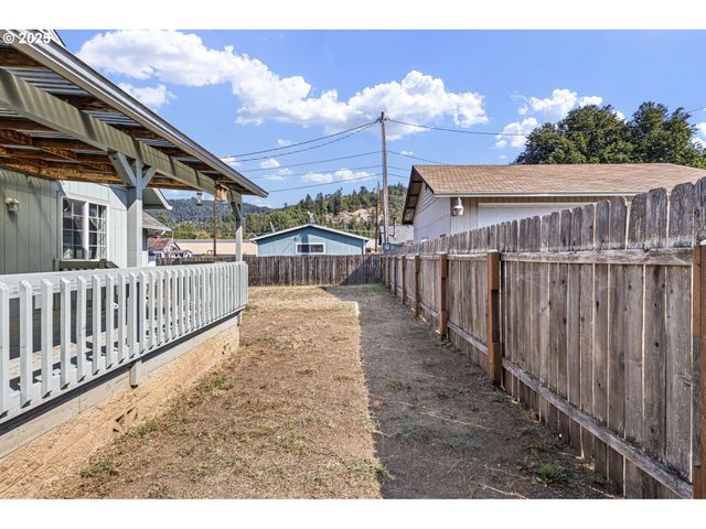 405 LANE Ave, Drain, OR 97435