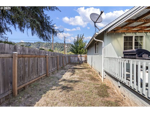 405 LANE Ave, Drain, OR 97435