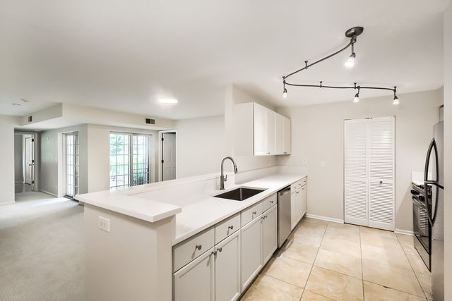 734 N Gary Avenue 112, Carol Stream, IL 60188