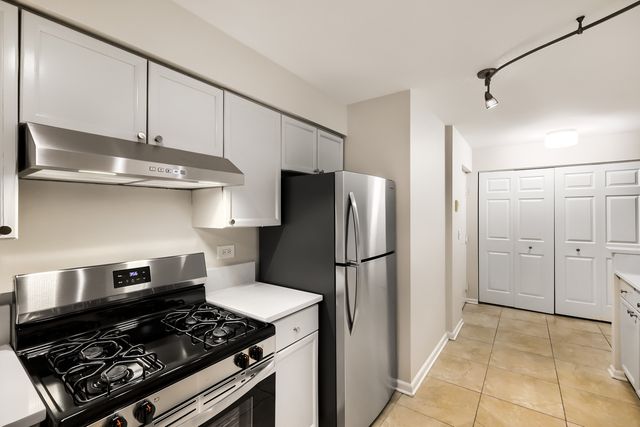 734 N Gary Avenue 112, Carol Stream, IL 60188