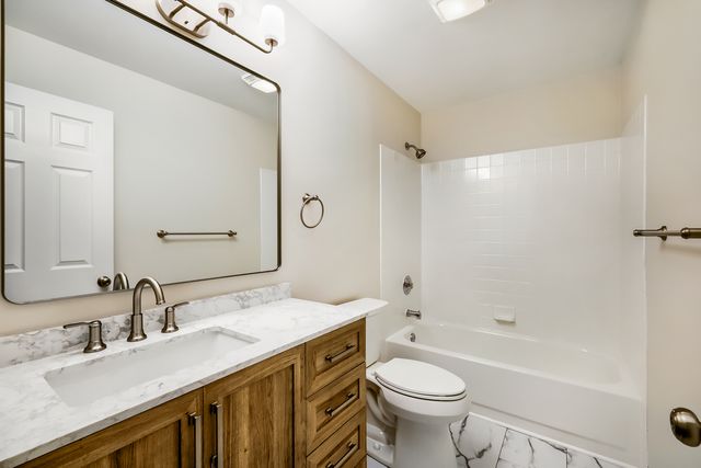 734 N Gary Avenue 112, Carol Stream, IL 60188