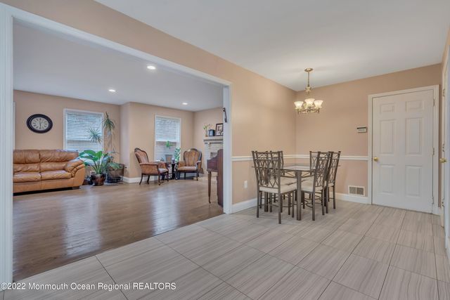 6 Pitney Lane, Jackson, NJ 08527
