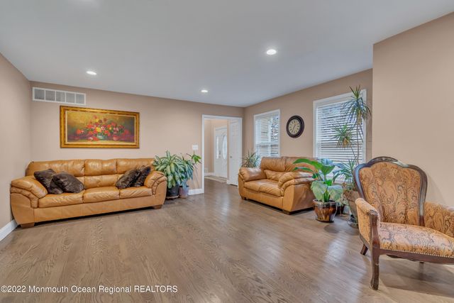 6 Pitney Lane, Jackson, NJ 08527
