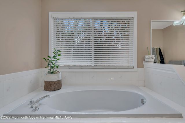 6 Pitney Lane, Jackson, NJ 08527