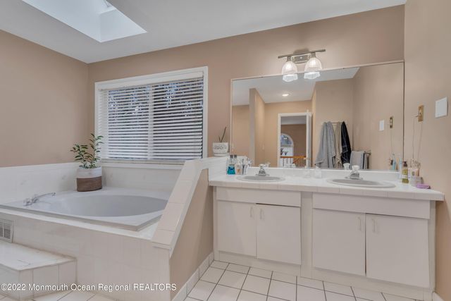 6 Pitney Lane, Jackson, NJ 08527