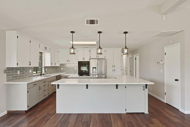2525 Snyder Ln, Stockton, CA 95215