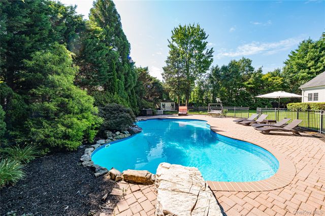 61 Hillside Avenue, Saint James, NY 11780