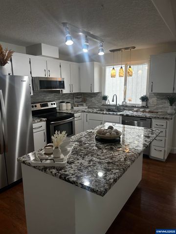 965 Sagrada Cir N, Keizer, OR 97303