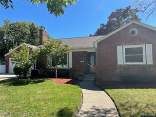 1220 Elford Court, Grosse Pointe Woods, MI 48236