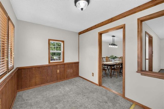 1006 N King Avenue, Harrisonville, MO 64701