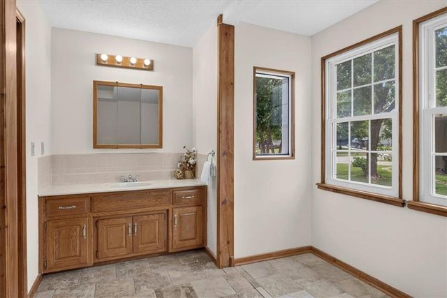 1006 N King Avenue, Harrisonville, MO 64701