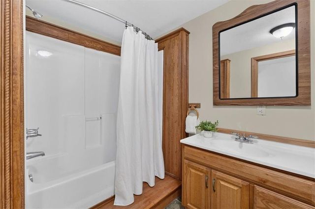1006 N King Avenue, Harrisonville, MO 64701