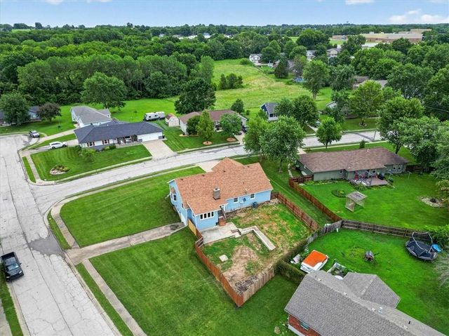 1006 N King Avenue, Harrisonville, MO 64701