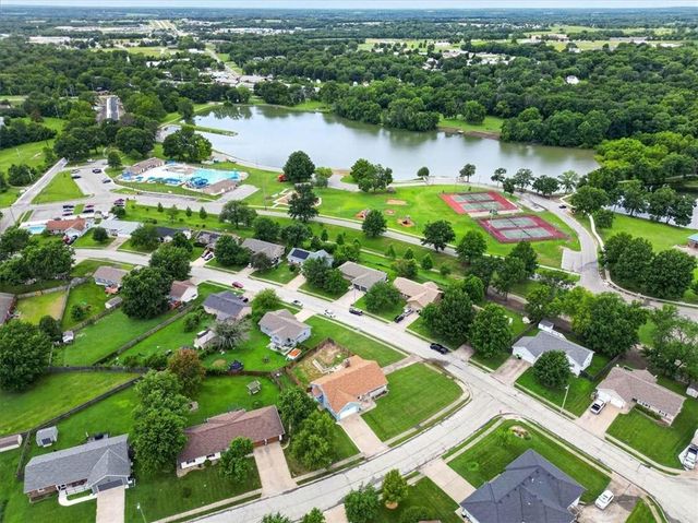 1006 N King Avenue, Harrisonville, MO 64701