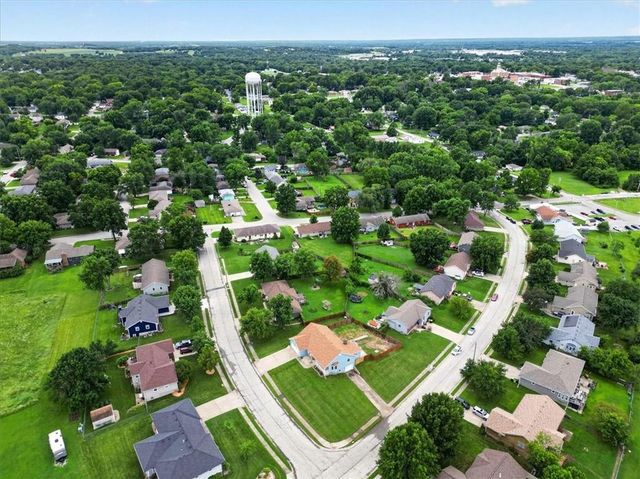 1006 N King Avenue, Harrisonville, MO 64701