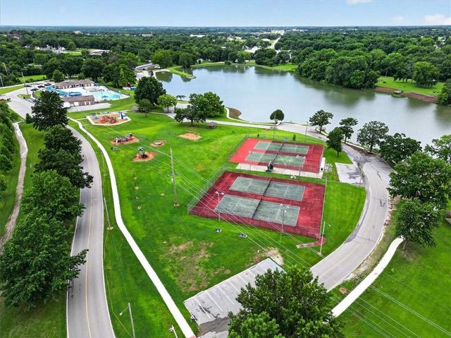 1006 N King Avenue, Harrisonville, MO 64701