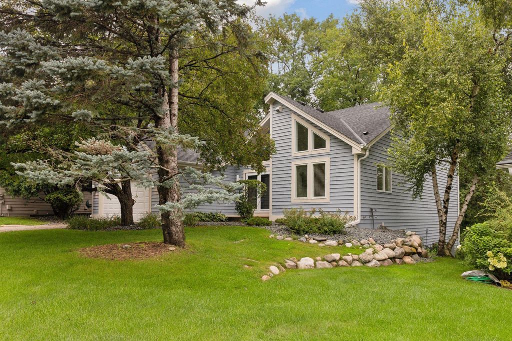 11984 Saint Albans Hollow Drive, Minnetonka, MN 55305