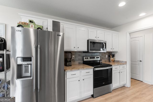 425 Lamplight Drive, Byron, GA 31008