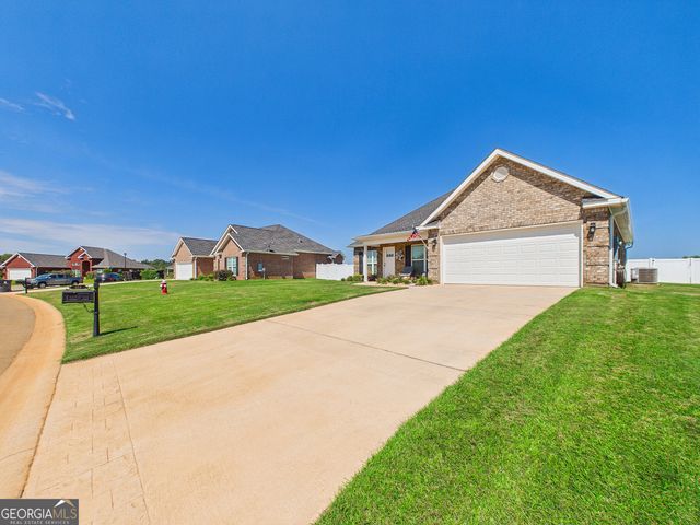 425 Lamplight Drive, Byron, GA 31008