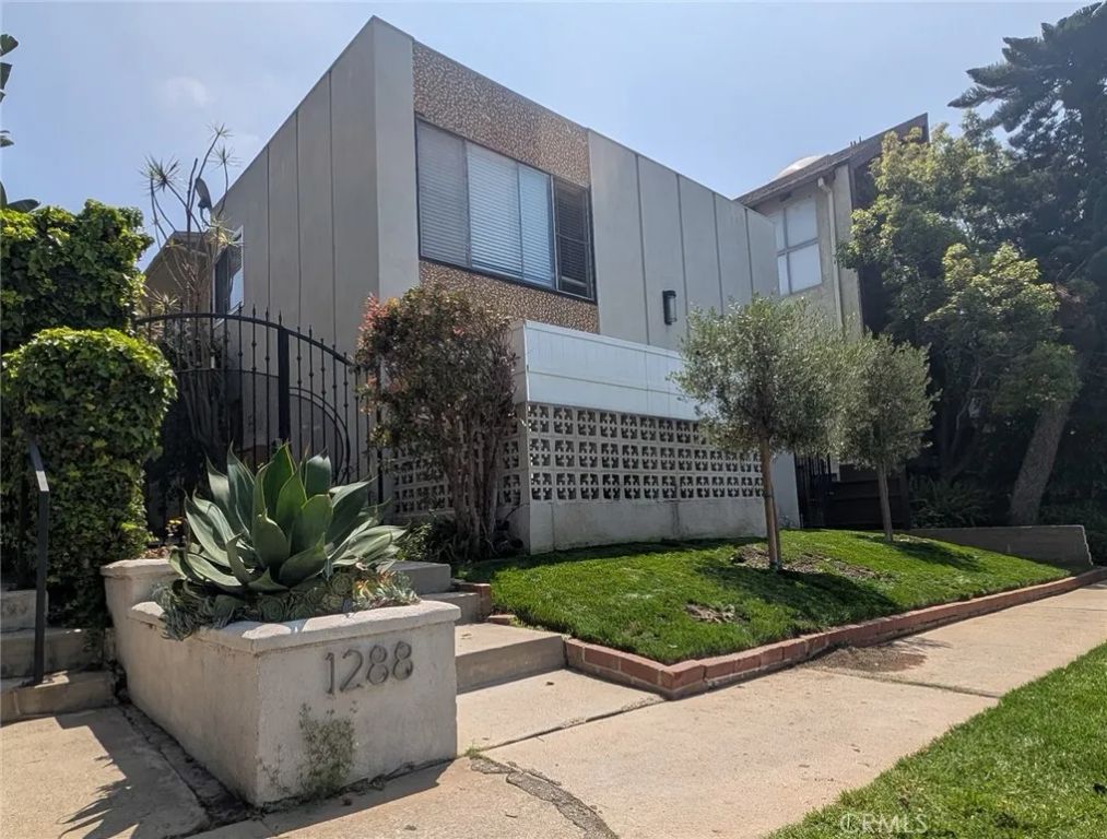 1288 Barry, Los Angeles, CA 90025